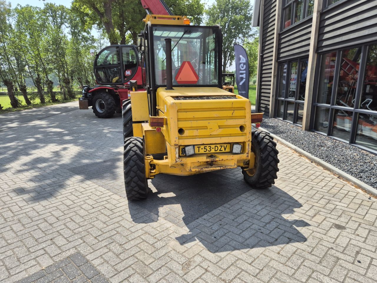 JCB rough terrain forklist with triplex mast