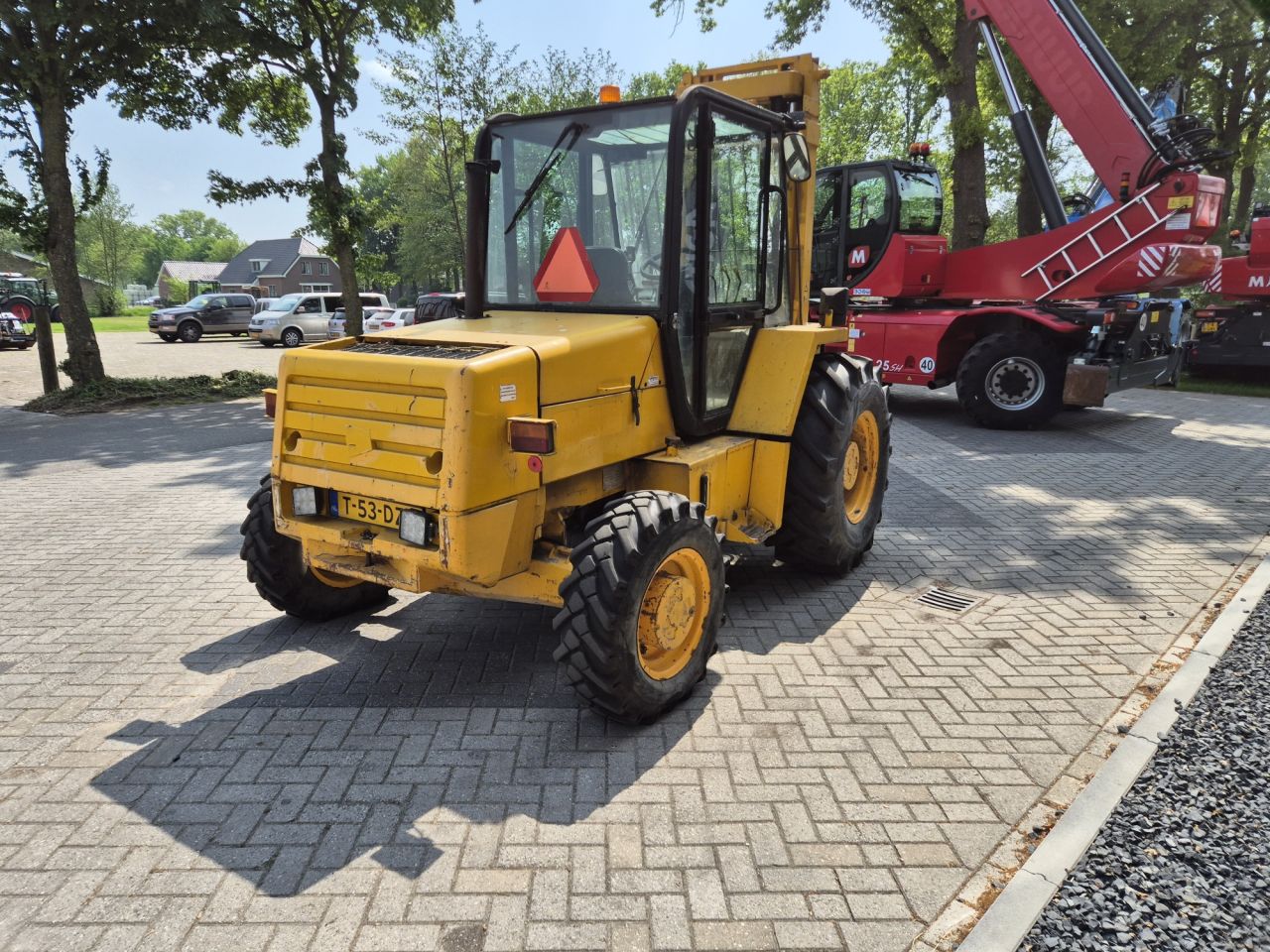 JCB rough terrain forklist with triplex mast