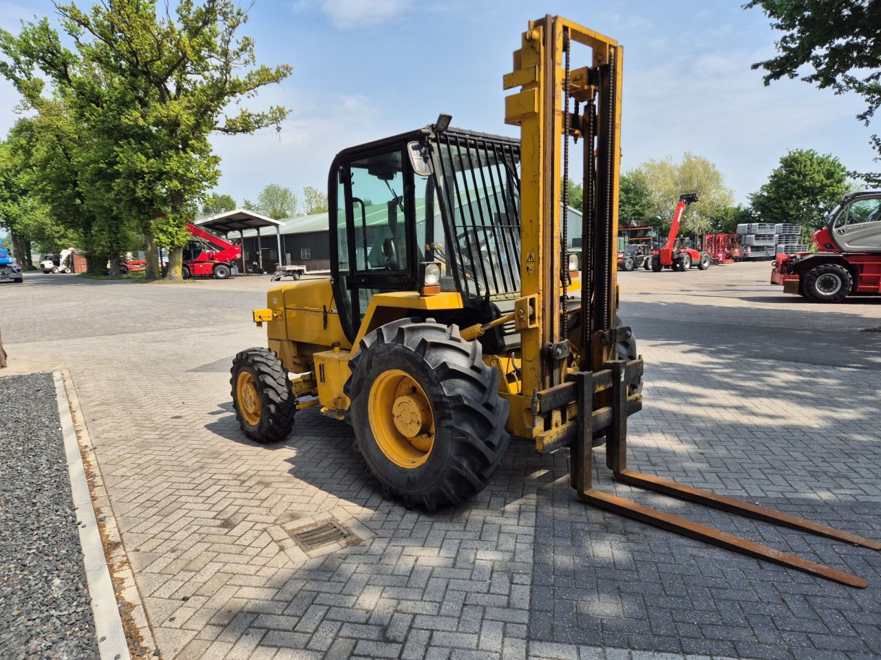 JCB rough terrain forklist with triplex mast