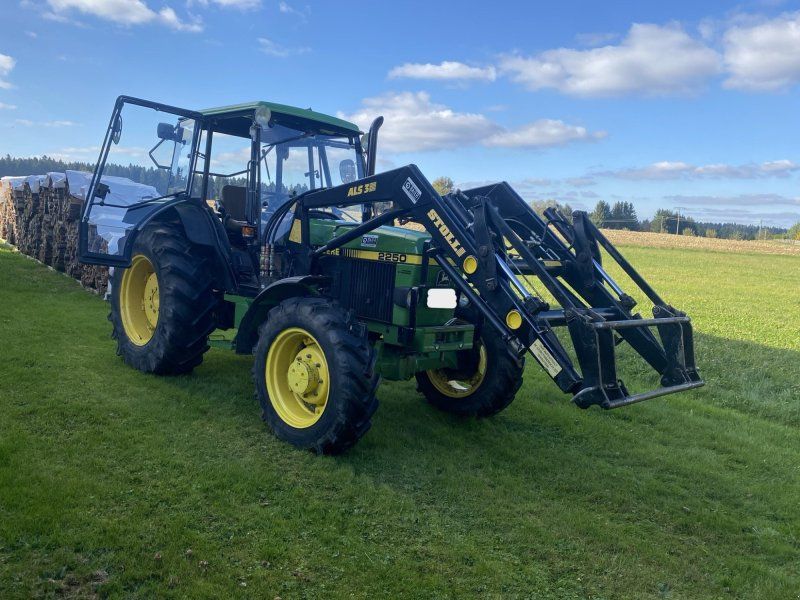 John Deere 2250