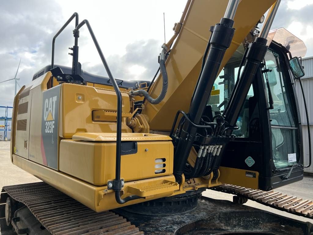 CAT 323F L