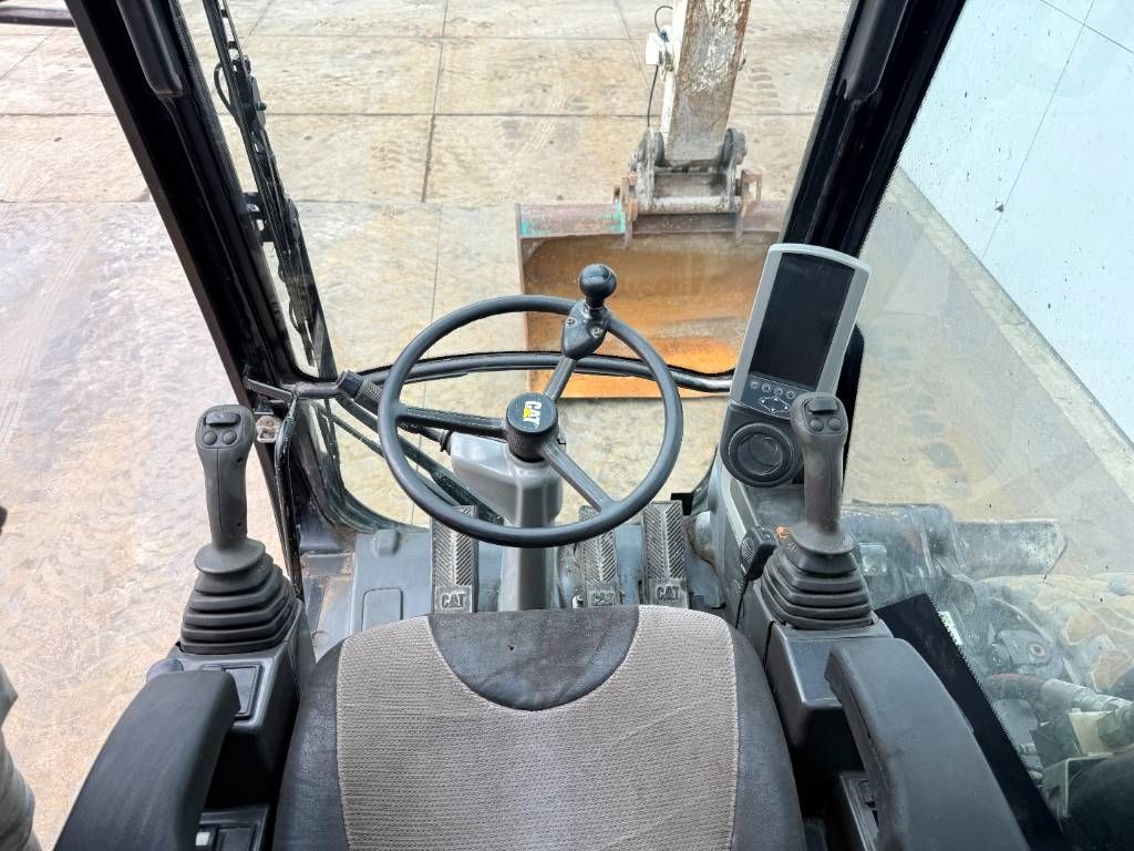 CAT M318D - Quick Coupler / Automatic Greasing