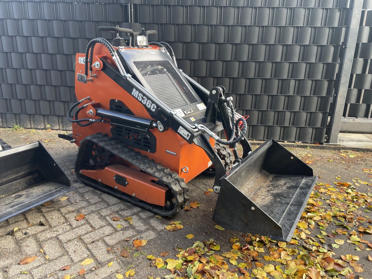 Skidster shovel sherpa multione avant knikmops