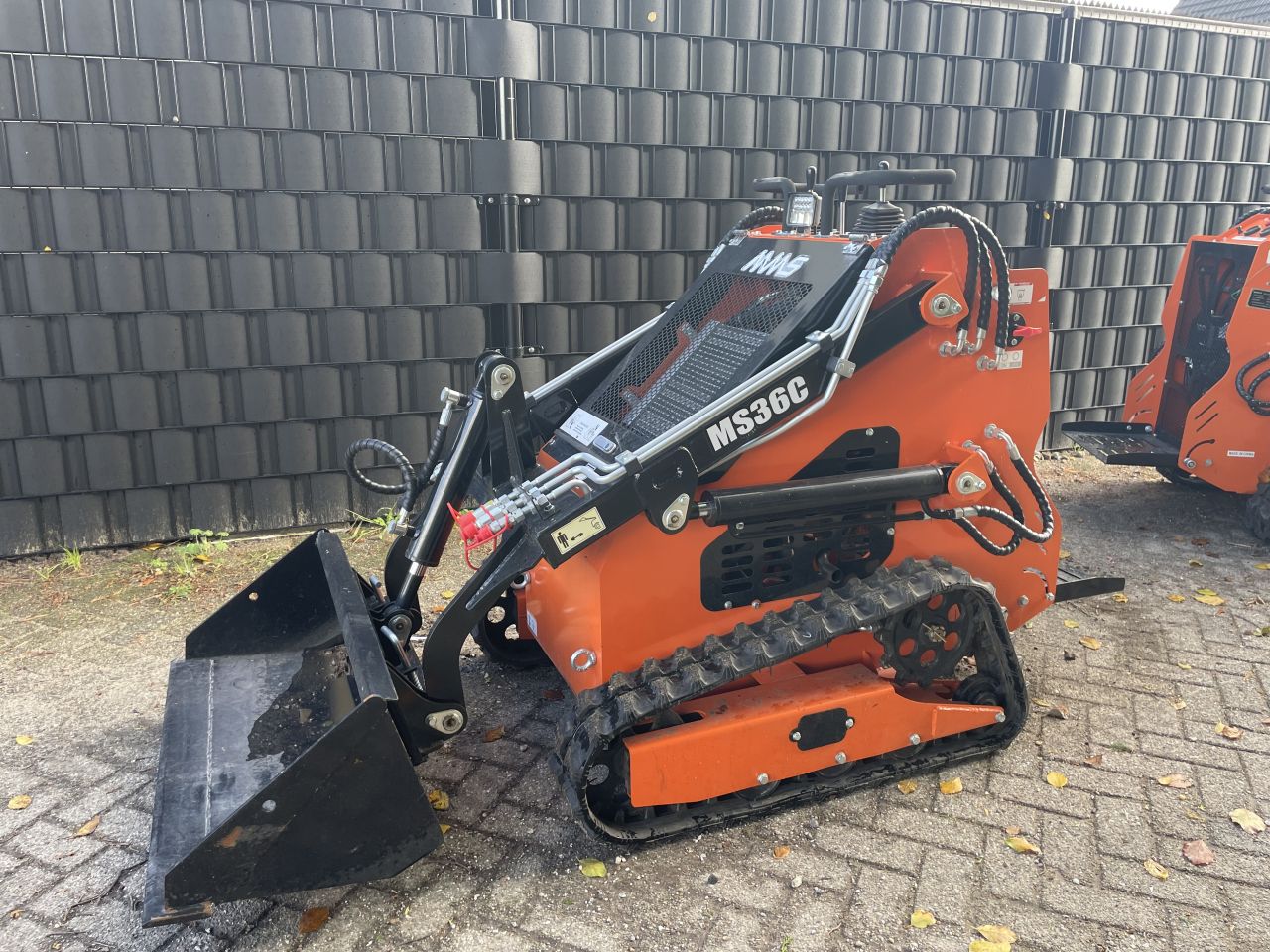 Skidster shovel sherpa multione avant knikmops