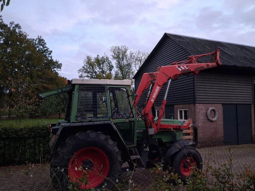 Fendt FARMER 305 LS 40 km met voorlader bak en vork