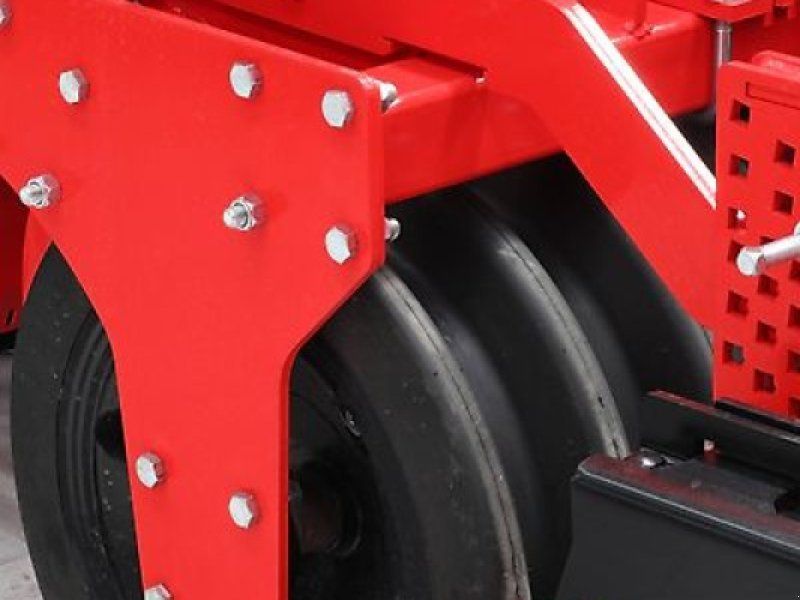 Zestaw uprawowo siewny nabudowany z broną aktywną Ozdoken Pertum