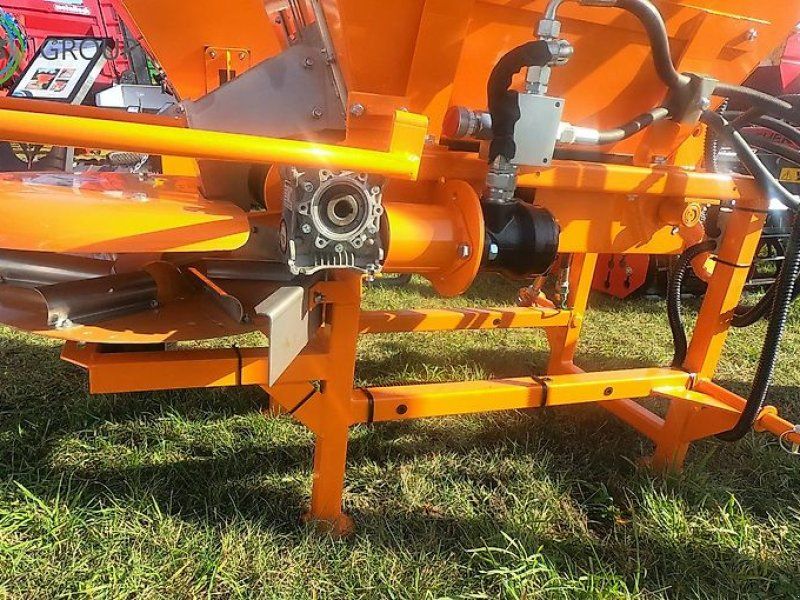 POM Augustów posypywarka Motyl N031M napęd hydrauliczno-elektryc