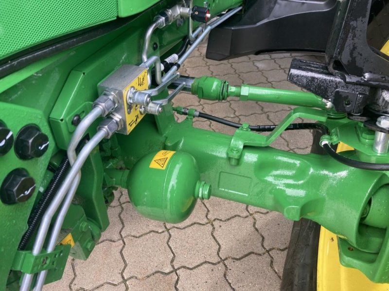 John Deere 6M240