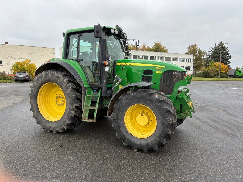 John Deere 7430