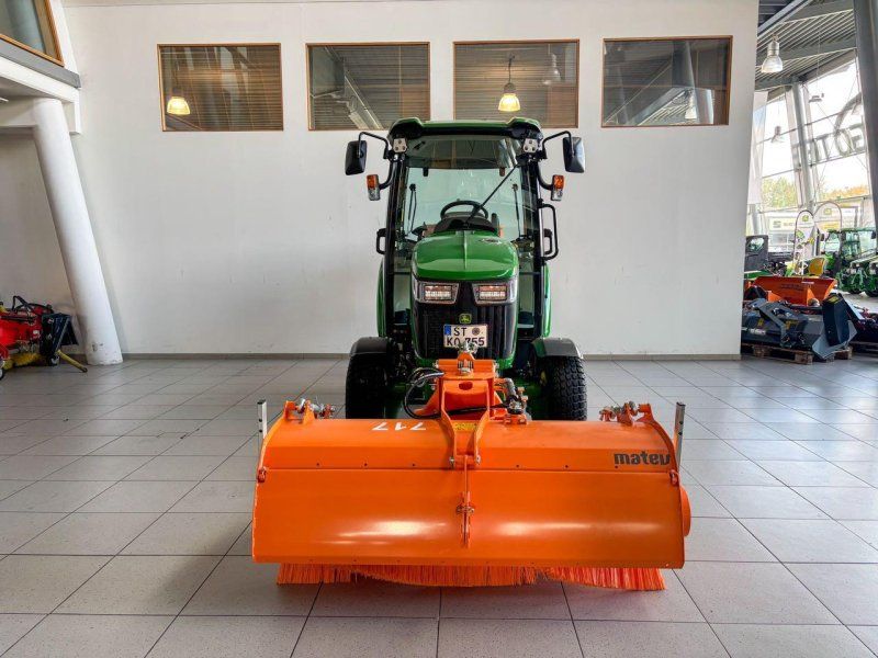 John Deere 3046R