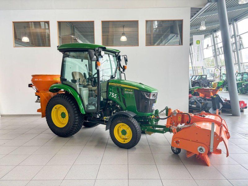 John Deere 3046R