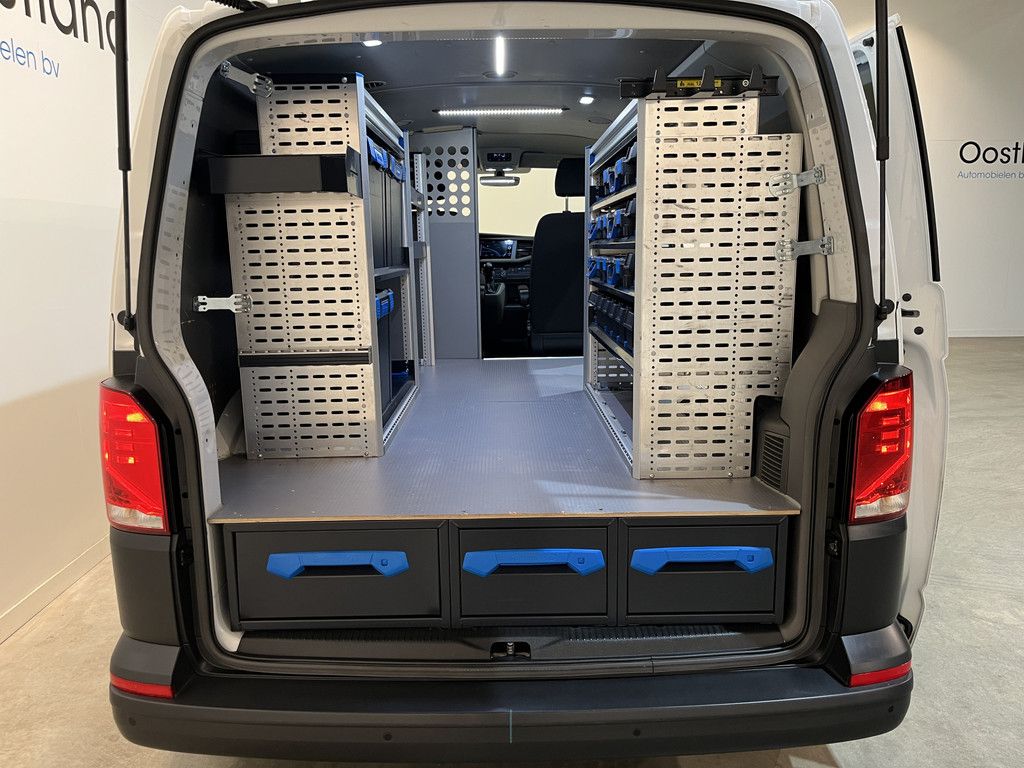 Volkswagen Transporter 2.0 TDI L1H1 150 PK Automaat Servicebus / Sortimo Inrichting / Euro 6 / 2X Schuifdeur / Airco / Cruise Control / Camera / CarPlay / Navigatie / Klep