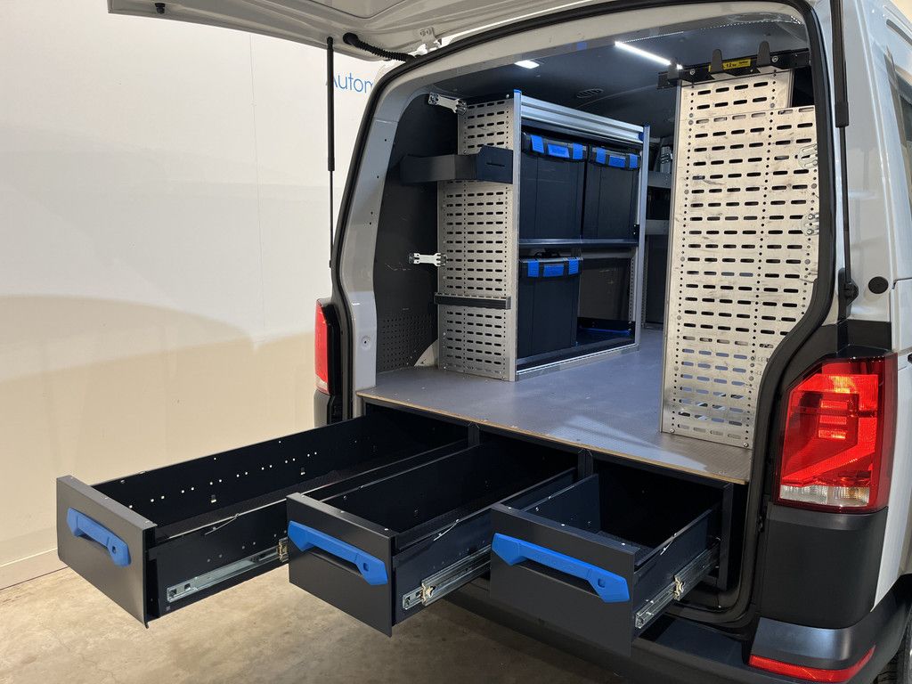 Volkswagen Transporter 2.0 TDI L1H1 150 PK Automaat Servicebus / Sortimo Inrichting / Euro 6 / 2X Schuifdeur / Airco / Cruise Control / Camera / CarPlay / Navigatie / Klep