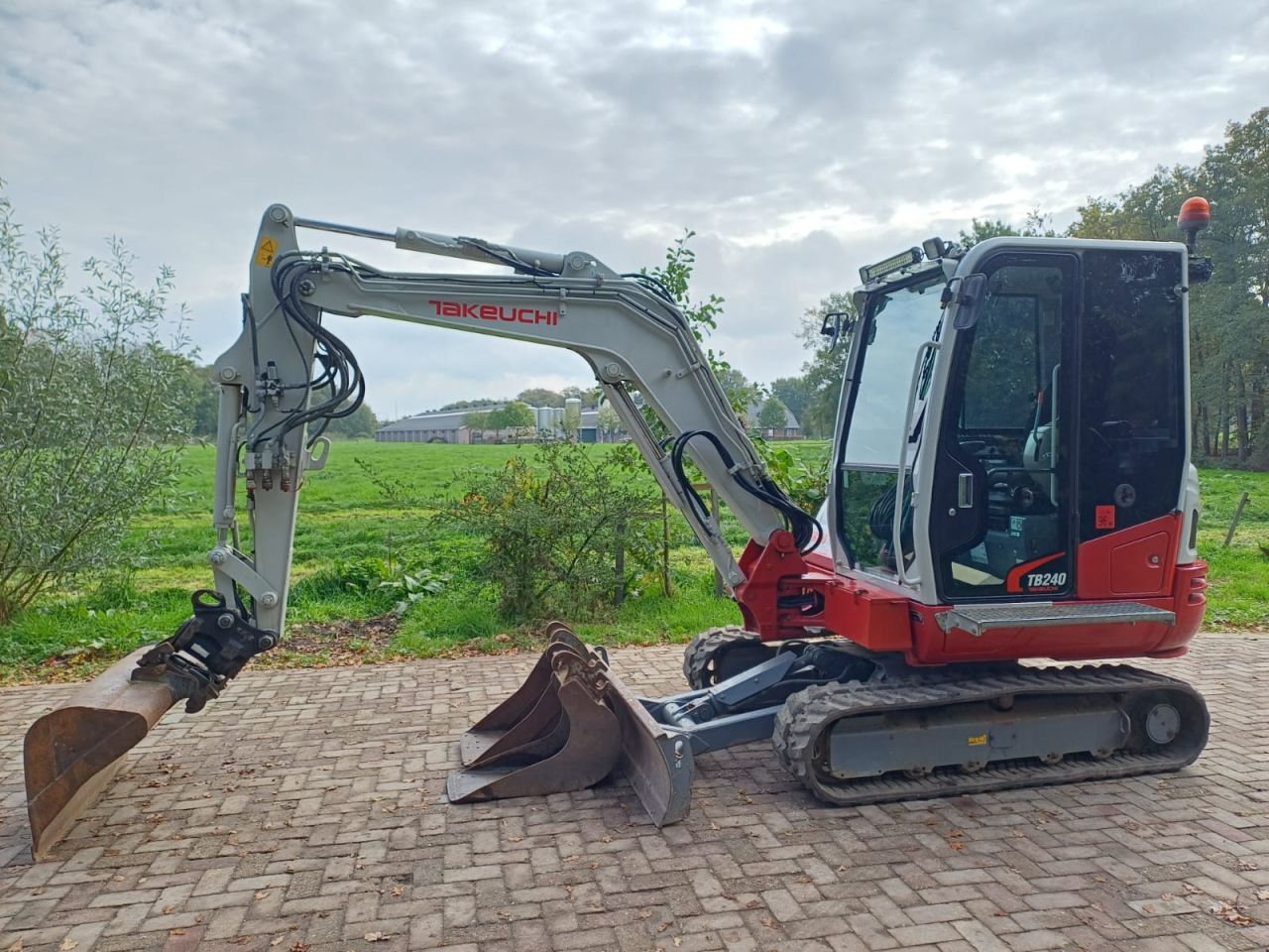 Takeuchi TB240 | bj 2019 | 3969uur | Nette complete machine
