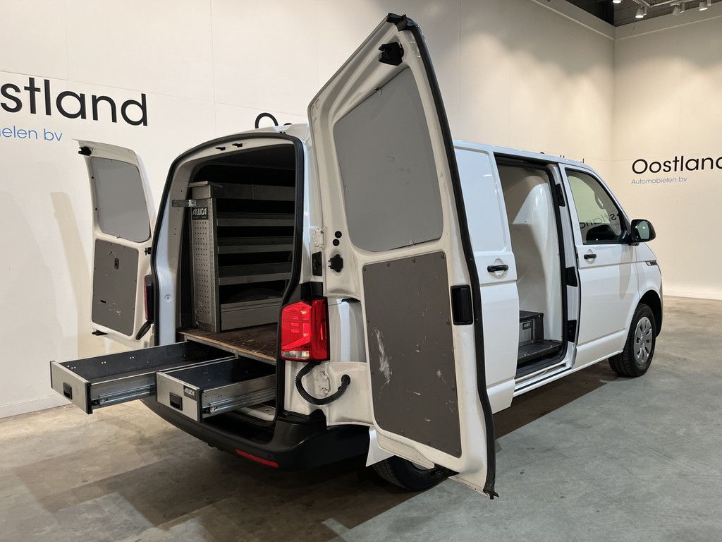 Volkswagen Transporter 2.0 TDI L1H1 Servicebus / Aluca Inrichting / Euro 6 / Airco / Camera / Cruise Control / Navigatie / CarPlay / 3-Zits / 81.000 KM !!