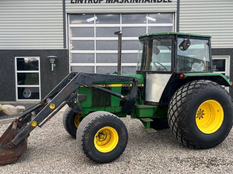 John Deere 1640 Med græsdæk og frontlæsser