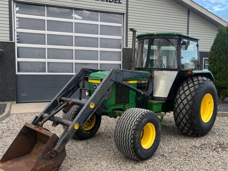 John Deere 1640 Med græsdæk og frontlæsser