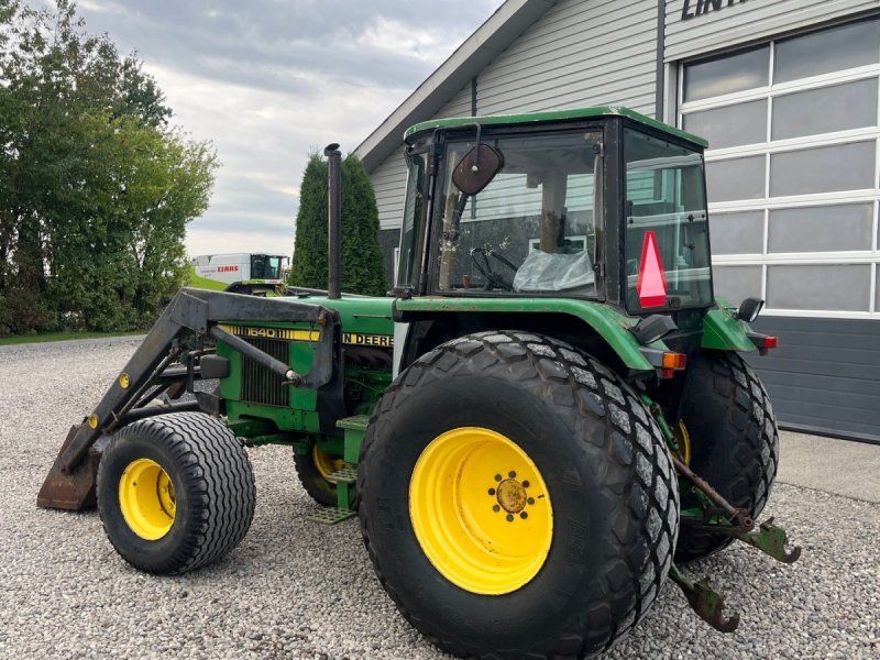 John Deere 1640 Med græsdæk og frontlæsser