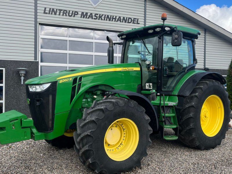 John Deere 8260R