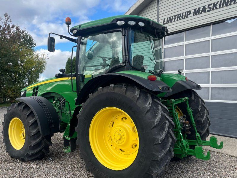 John Deere 8260R