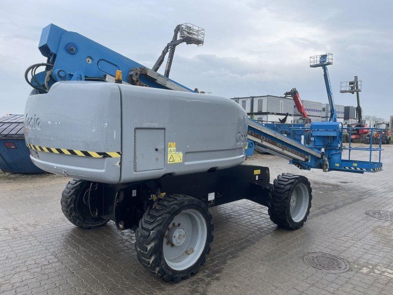 Genie S-60HC