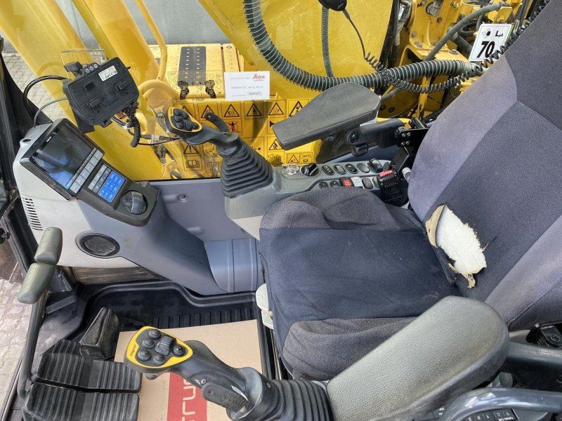 Komatsu PC240LC-11