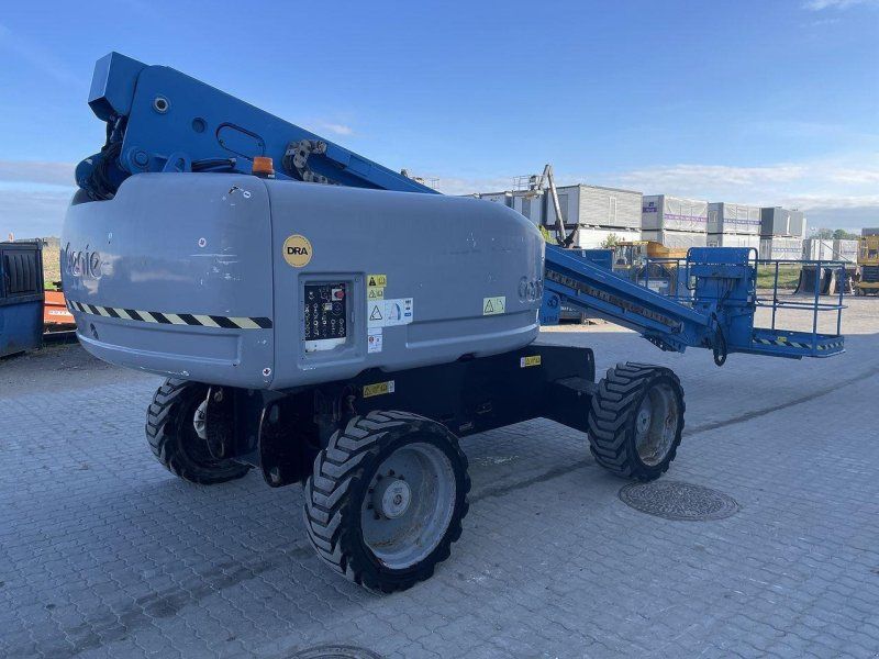 Genie S-60HC