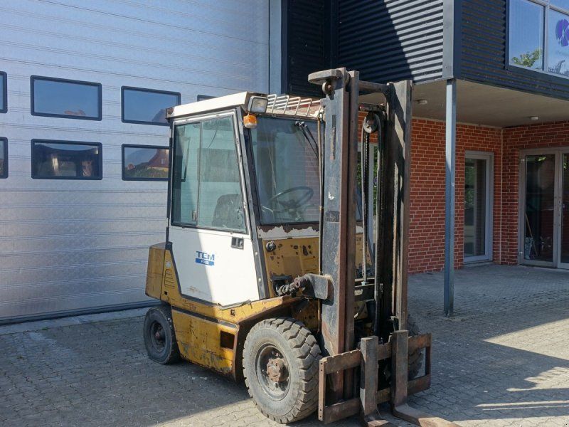 TCM FD25 Z2 // 2500 Kg.  diesel