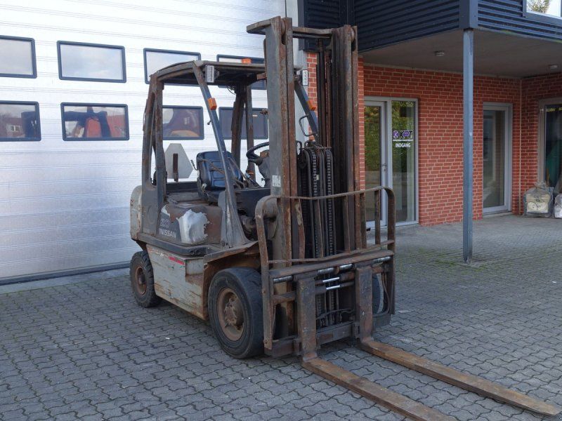 Nissan Y1D2A200 // 2000 kg. Diesel