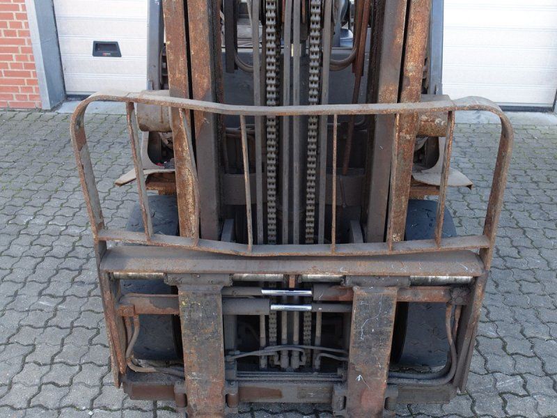Nissan Y1D2A200 // 2000 kg. Diesel