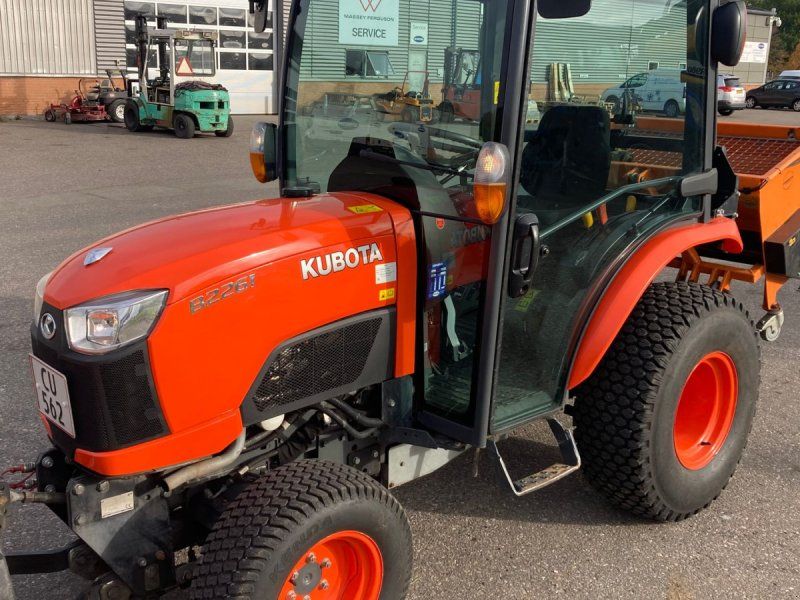Kubota B2261 med 120 cm kost og udlægger