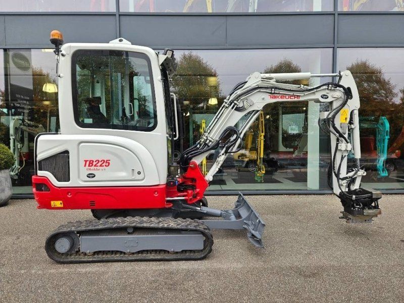 Takeuchi TB 225