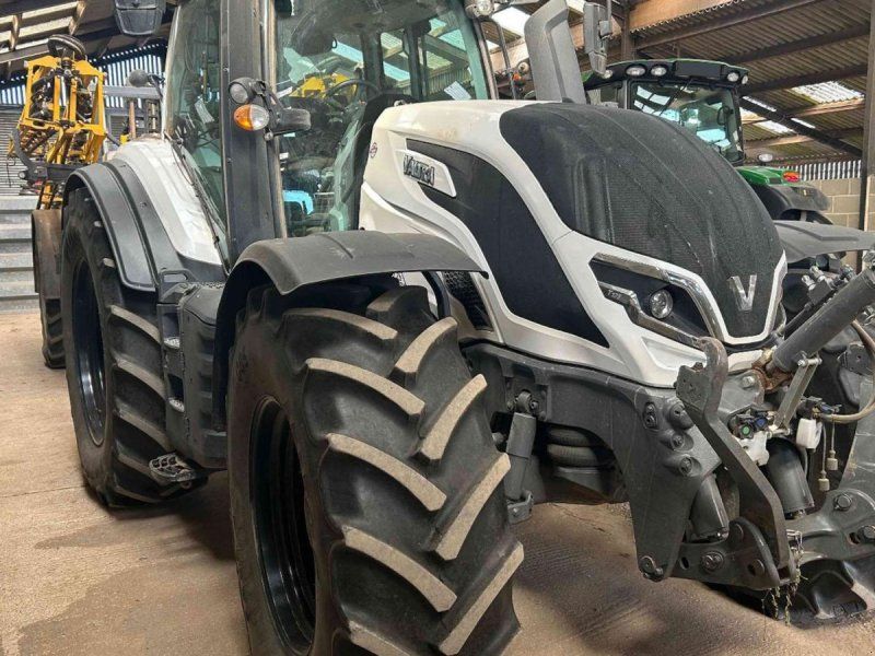 Valtra T175  Kun 1.650 timer. Front lift.  Luftbremser. Ring til Ulrik