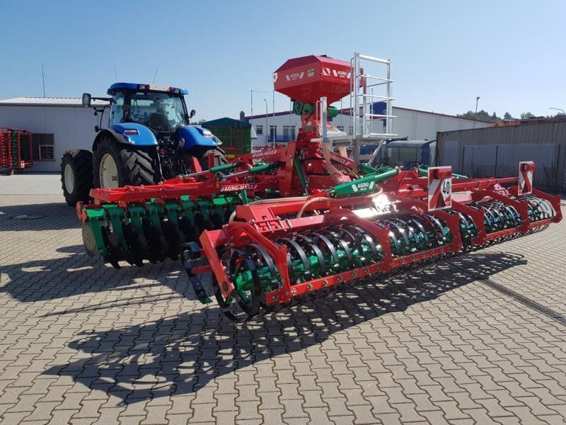 Agro-Masz BTC 60H mit SP400 Zwischenfruchtstreuer