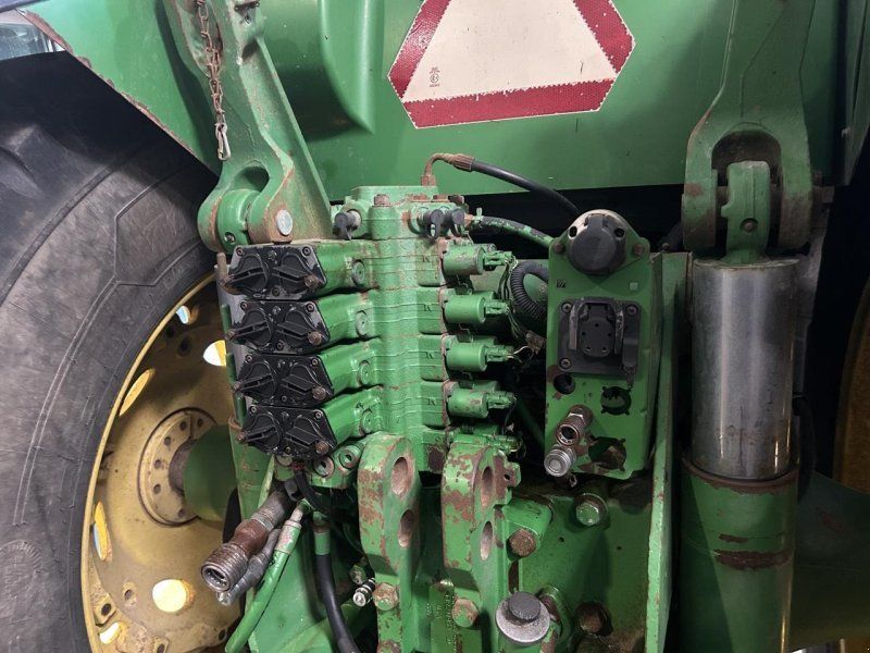 John Deere 8530