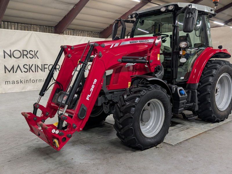 Massey Ferguson 5712S