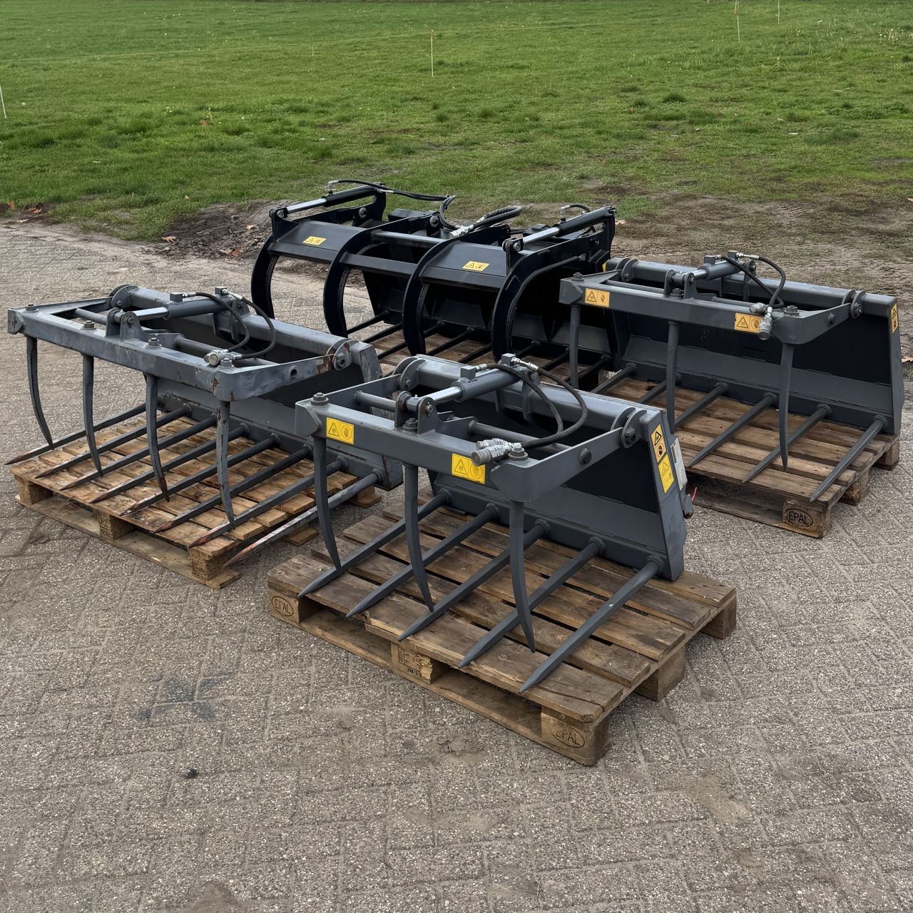 Partij verschillende mestklemmen pelikaanbakken