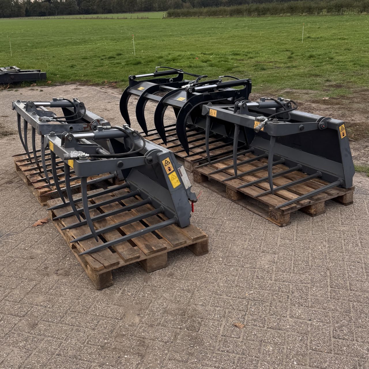 Partij verschillende mestklemmen pelikaanbakken