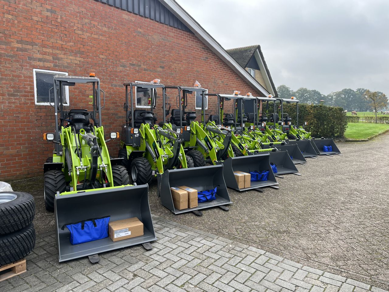 E-Kraft E1000 & E400 elektrische minishovels