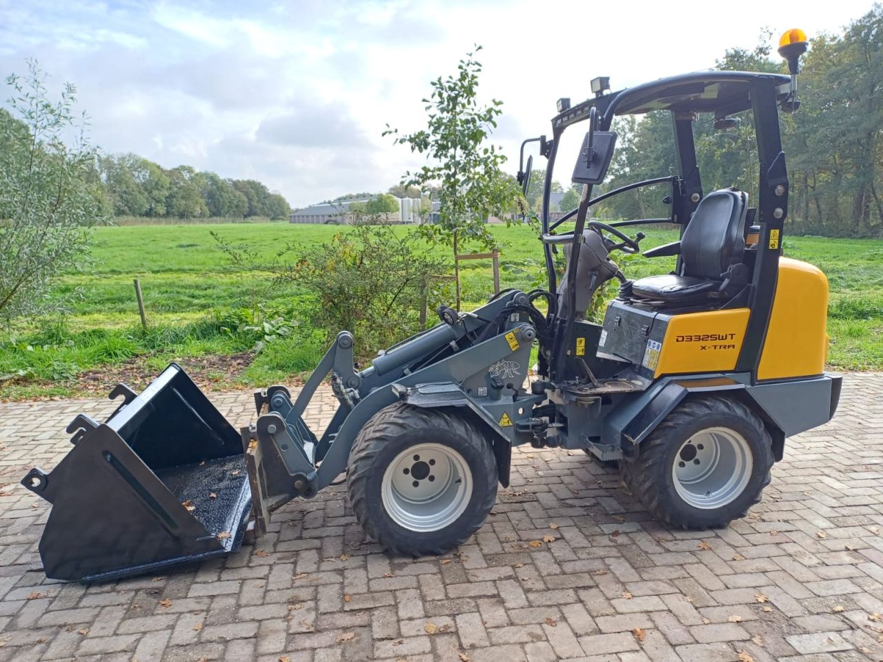 Ginat D332 SWT X-tr | bj 2015 | 2830uur |Bak en lepels