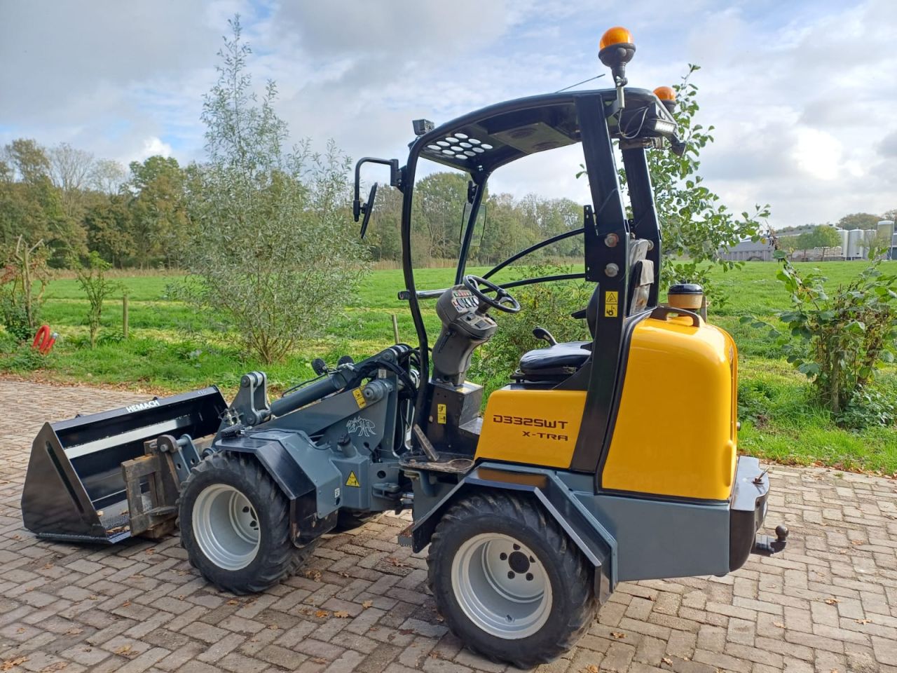 Ginat D332 SWT X-tr | bj 2015 | 2830uur |Bak en lepels