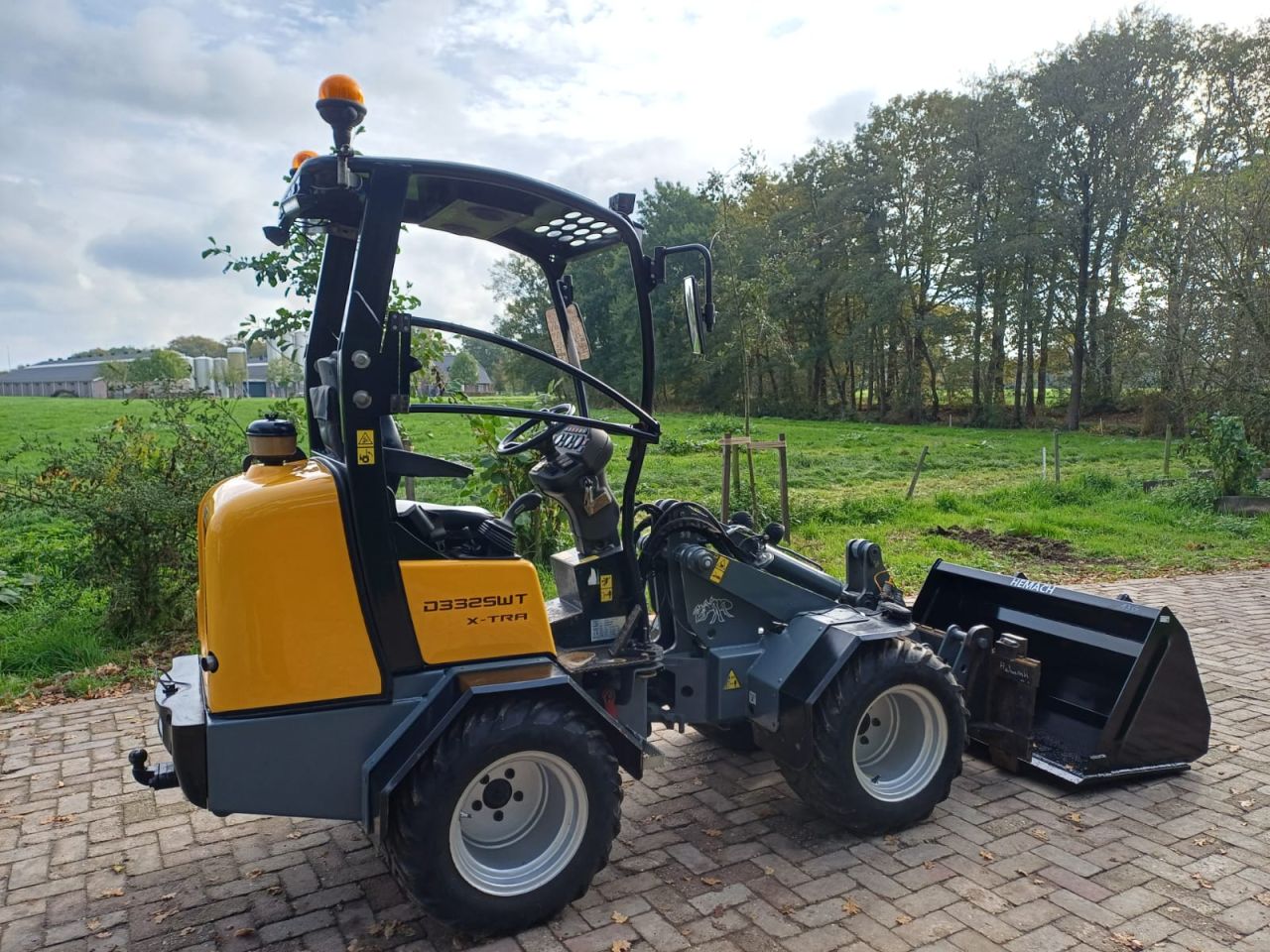 Ginat D332 SWT X-tr | bj 2015 | 2830uur |Bak en lepels