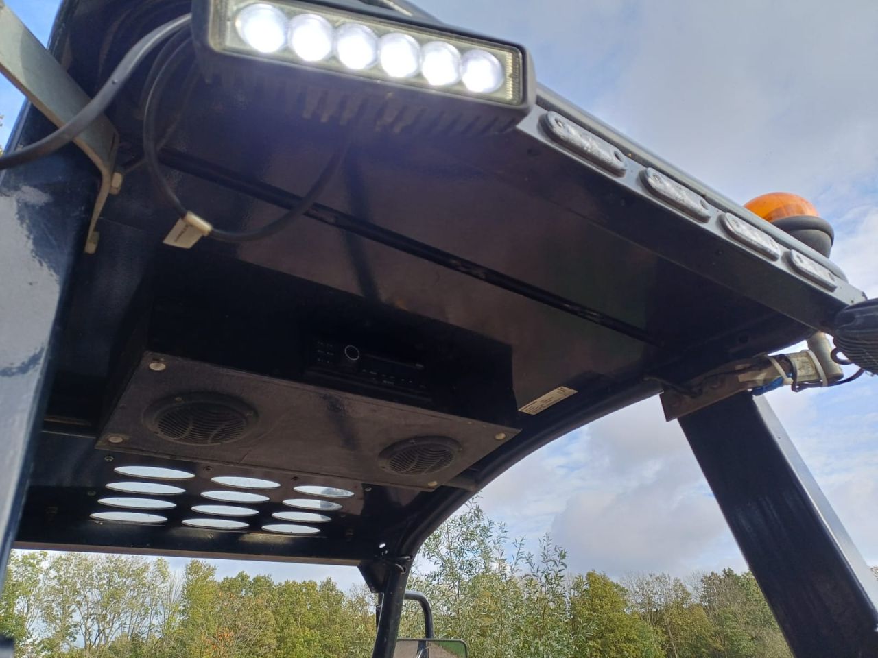 Ginat D332 SWT X-tr | bj 2015 | 2830uur |Bak en lepels