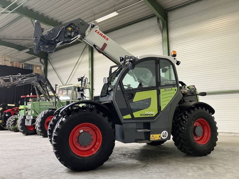 Claas SCORPION 7044