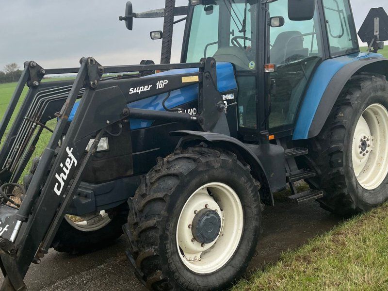 New Holland 8260 med Chief super 16 p frontlæsser
