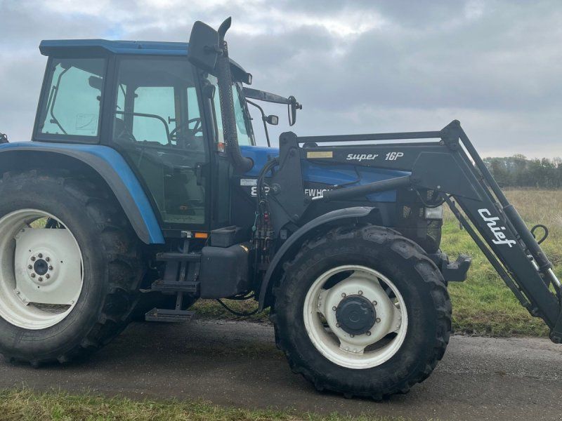 New Holland 8260 med Chief super 16 p frontlæsser