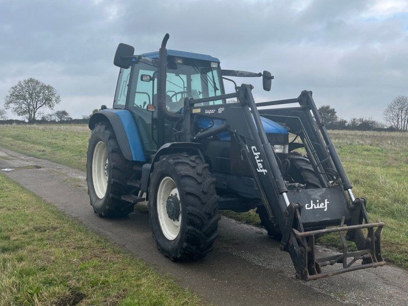 New Holland 8260 med Chief super 16 p frontlæsser