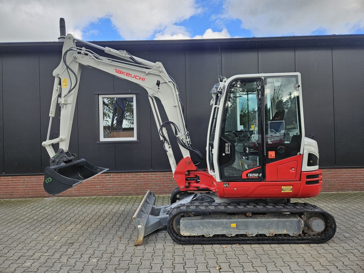 Takeuchi TB250-2 stage V - 900 uur