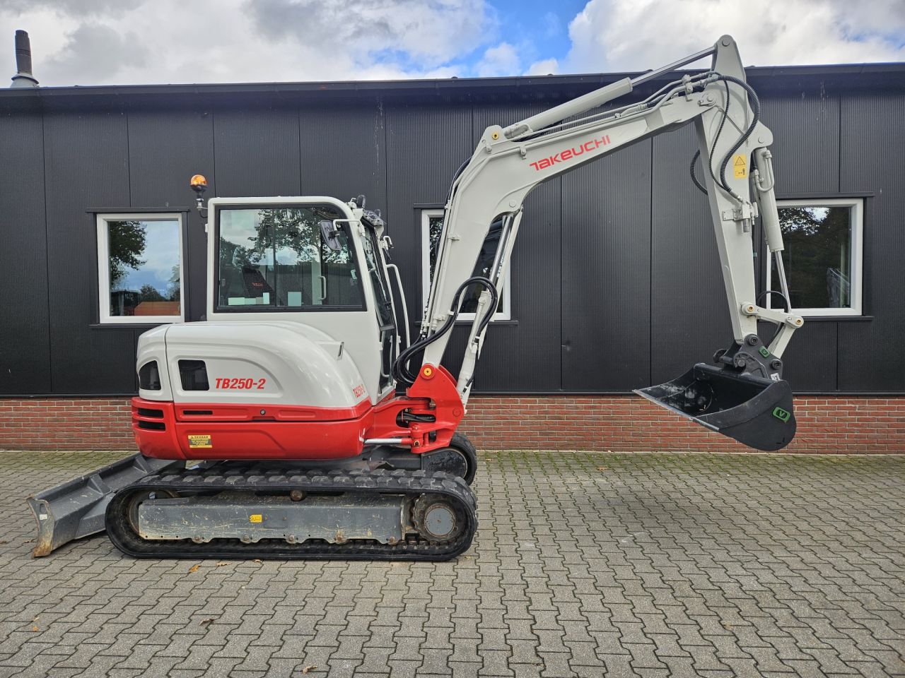 Takeuchi TB250-2 stage V - 900 uur