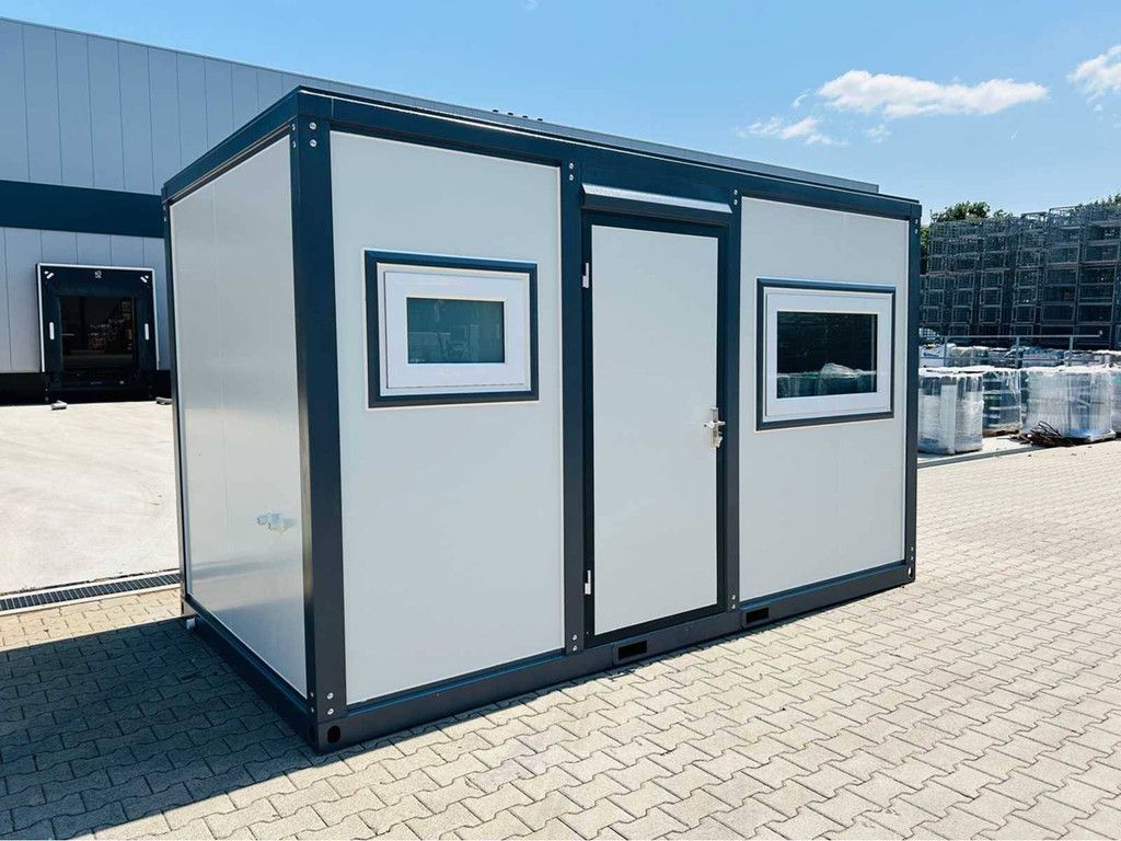 Mobile living unit with bathroom 2025